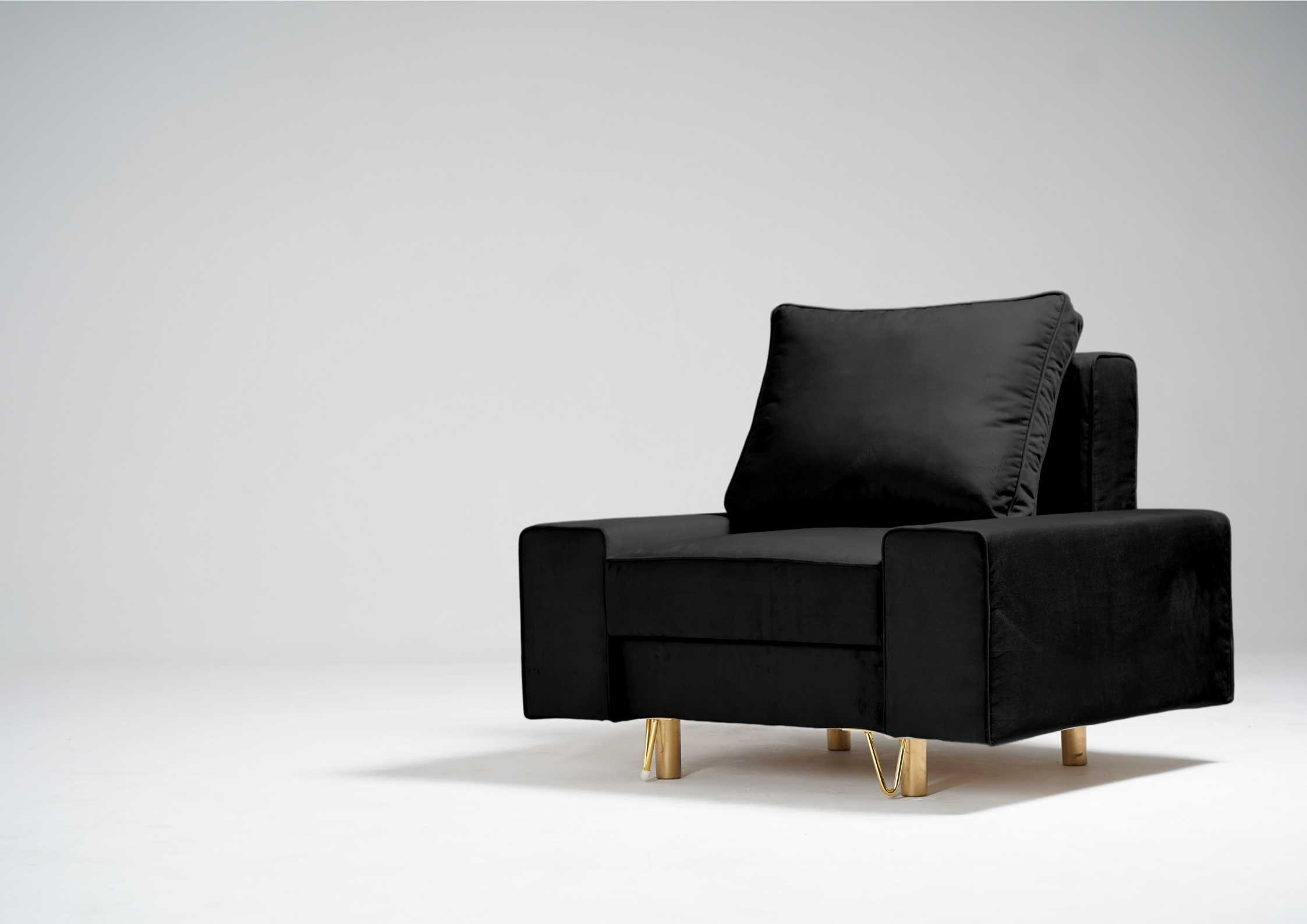 Czarny fotel na złotych nogach